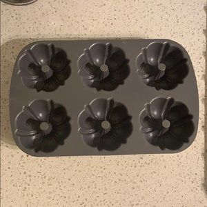 Nordic Ware Bundt-lette baking pan